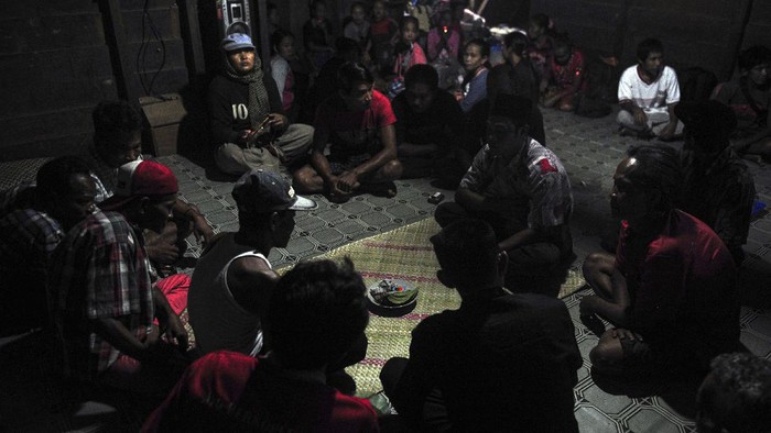 Menjaga Gawai, Upacara Pernikahan Suku Talang Mamak Waris laki-laki dan perempuan mengarak kedua pengantin ke hadapan pemuka adat dan para tamu untuk