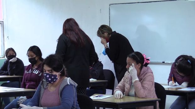 Menyontek dengan Cat Kuku Sebanyak 35 calon guru ketahuan menyontek pakai cat kuku.