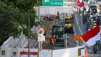 Para pengendara dari arah Tugu Tani yang melintas di Jalan Medan Merdeka hendak ke arah Jalan MH Thamrin akan diarahkan melalui jalur cepat. Namun, apabila ada yang hendak masuk ke Wisma Antara dan Kementerian ESDM, mereka masih bisa melaluinya.