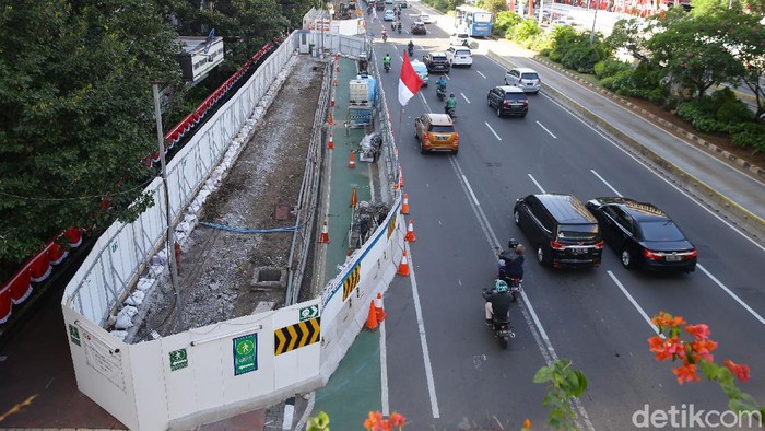 MRT Fase II Masuk Tahap Tes Pit hingga Pencabutan Pohon Proses pembangunan konstruksi mass rapid transit atau MRT fase II mulai memasuki tahap lalu lintas, archeological test pit dan pencabutan pohon.