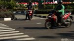 Nakal! Pemotor Bajak Jalur untuk Difabel di Trotoar