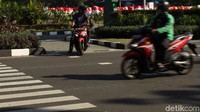 Minimnya pengawasan dari pihak berwenang membuat tak sedikit pemotor yang tak jera untuk melintasi trotoar.