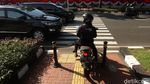 Nakal! Pemotor Bajak Jalur untuk Difabel di Trotoar