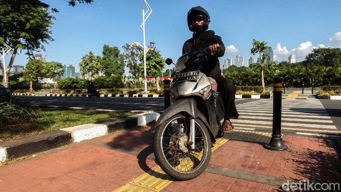 Guiding block yang biasa ditemukan di trotoar dibuat sebagai pemandu jalan bagi difabel. Namun, masih ada saja pemotor nakal yang nekat melintasi jalur tersebut
