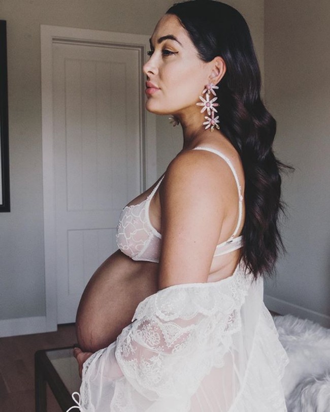 Pegulat Brie Bella yang baru melahirkan menamai bayinya dengan Buddy Dessert. Buddy merupakan anak kedua dari pernikahannya bersama Daniel Bryan, yang juga seorang pegulat. Foto: Instagram, istimewa