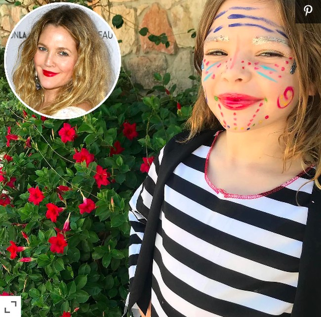 Drew Barrymore memberi nama anaknya Olive Barrymore Kopelman. Ada kisah lucu di balik penamaan sang putri. Saya sedang baca buku bareng suami (mantan suaminya Will Kopelman). Saat itu aku hamil tiga bulan di buku itu tertulis kalau janin (di usia itu) sebesar buah zaitun (olive), dan itulah. Kami menamainya, tutur Drew. Foto: Instagram, istimewa