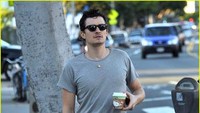 Ini menjadi salah satu bukti Orlando Bloom yang tak bisa lepas dari kopi. Tanpa pengawalan ketat, Orlando Bloom tampak santai menggenggam segelas kopi di tepi jalan. Foto: Instagram @orlandobloom
