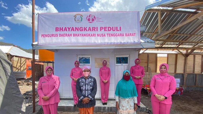 Para Istri Polisi Bangun MCK untuk Korban Kebakaran di Bima NTB