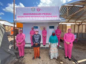 Para Istri Polisi Bangun MCK untuk Korban Kebakaran di Bima NTB