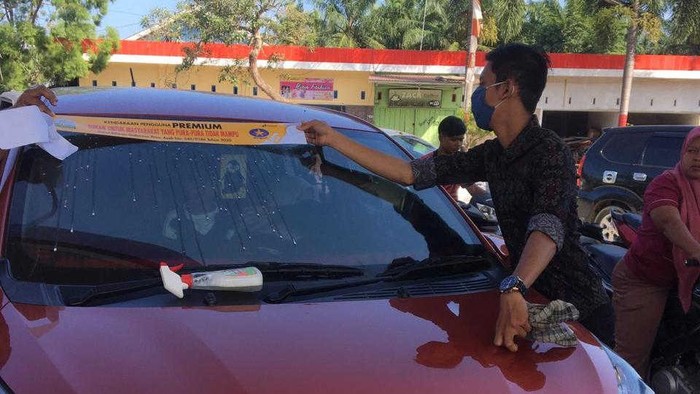 Pemasangan stiker sindiran bagi pengguna bbm subsidi di Aceh.