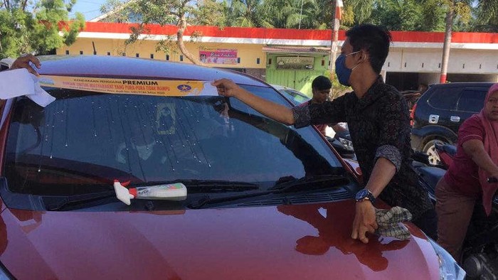 Penampakan mobil yang menempel stiker khusus untuk isi BBM Premium