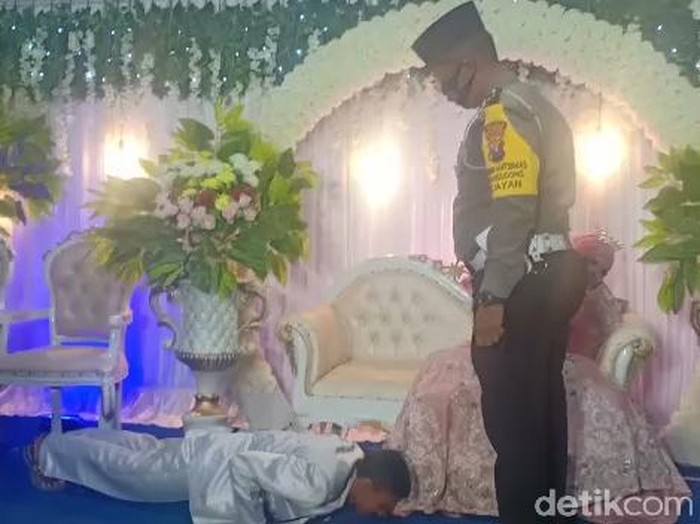 Pengantin di Pasuruan Dihukum Push Up
