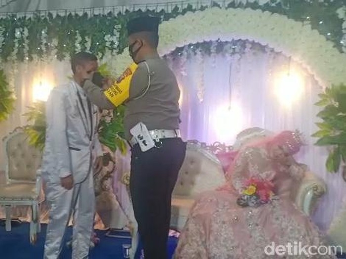 Pengantin di Pasuruan Dihukum Push Up