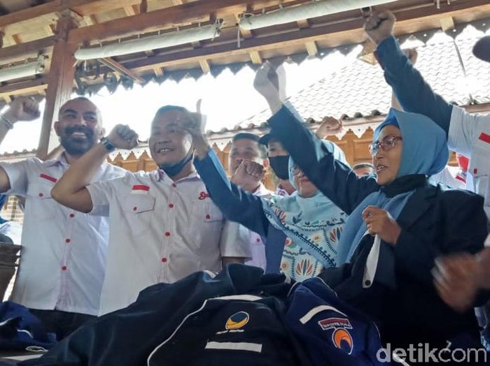 Pengurus NasDem Sukoharjo ramai-ramai copot seragam