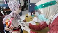 Untuk itu, pelayanan imunisasi harus tetap berjalan di tengah pandemi dengan mengutamakan kebijakan pemerintah untuk tetap jaga jarak.