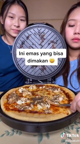 Pamer Bikin Pizza Emas di TikTok
