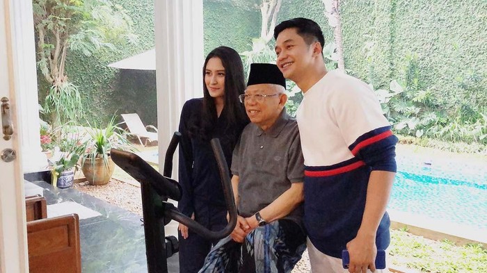 Cucu Wakil Presiden Maruf Amin, Ahmad Adly Fairuz diusung PDIP menjadi calon wakil bupati Karawang. Ia akan berpasangan dengan Yessy Karya Lianti.