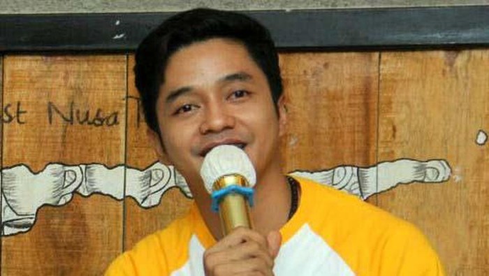 Cucu Wakil Presiden Ma'ruf Amin, Ahmad Adly Fairuz diusung PDIP menjadi calon wakil bupati Karawang. Ia akan berpasangan dengan Yessy Karya Lianti.