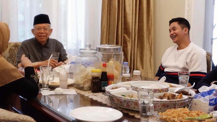 Cucu Wakil Presiden Maruf Amin, Ahmad Adly Fairuz diusung PDIP menjadi calon wakil bupati Karawang. Ia akan berpasangan dengan Yessy Karya Lianti.
