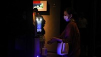 Tak sedikit warga yang berdatangan untuk melihat puluhan ribu ikan mas yang dipamerkan di museum seni tersebut.
