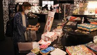 Menariknya, museum tersebut tak hanya memamerkan puluhan ribu ikan mas di dalam akuarium, namun juga memamerkan beragam souvenir bertema ikan tersebut.