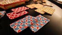 Souvenir yang dapat dibeli oleh para pengunjung itu salah satunya adalah dompet kain bermotif ikan.