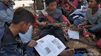 Belajar yang mereka lakukan kadang diselingi dengan hiburan seperti bernyanyi.