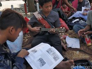 Melihat Antusiasme Anak Jalanan Belajar di Alun-alun Cimahi