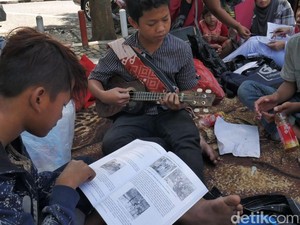 Melihat Antusiasme Anak Jalanan Belajar di Alun-alun Cimahi