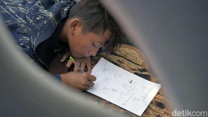 Potret Sekolah Anak Jalanan di Alun-alun Kota Cimahi Sejumlah anak jalanan mengikuti kegiatan belajar di Alun-alun Kota Cimahi. Ada sekitar 15 anak yang mengikuti sekolah Anjal tersebut.