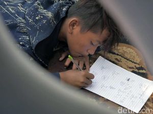 Potret Sekolah Anak Jalanan di Alun-alun Kota Cimahi