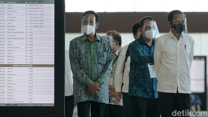 Presiden Jokowi Resmikan Yogyakarta International Airport Presiden Joko Widodo meresmikan Yogyakarta International Airport pembangunan bandara tersebut menelan biaya Rp 11,3 triliun.