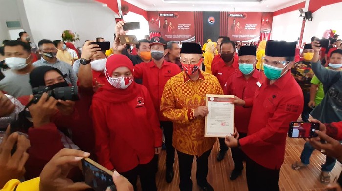 Ratu Munawaroh saat menerima rekomendasi dari PDIP (Ferdi-detikcom)