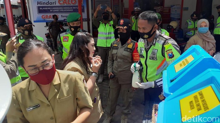 Tim gabungan makin gencar menegakkan disiplin bermasker di Kota Blitar. Ada 181 KTP yang disita dan 28 tempat usaha mendapatkan teguran karena tidak menerapkan protokol kesehatan.