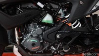 Seperti moge premium KTM, motor dual purpose ini sudah dibekali ride by wire di mana gas dikontrol tanpa kabel yang diklaim bisa menghemat bahan bakar serta tenaga yang lebih optimal. Fitur-fitur unggulan dari KTM 390 Adventure lainnya mulai dari Traction Control, Quick Shifter naik dan turun yang aktif di 3.000 - 4.000 rpm, KTM My Ride (koneksi bluetooth antara handphone dan TFT Speedometer untuk menelpon, music, dan map navigasi), dan slipper clutch.