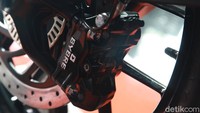 Sementara untuk fitur keamanan untuk melibas jalanan on dan off road. KTM 390 Adventure sudah dibekali ABS dual channel (Cornering dan Off Road).