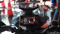 Dari balik jantung pacunya mesin ini mengusung konfigurasi satu silinder 4 katup, DOHC 373.2 cc, dengan output 43 hp pada 9.500 rpm dan torsi puncak 37 Nm pada 7.000 rpm. Tenaga tersebut dikawinkan transmisi manual dengan 6-percepatan. Selain itu, KTM 390 Adventure punya bobot 158 kg, ini berkat platform dari KTM 450 Rally Dakar frame yang ringan.