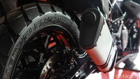 Booking sudah bisa dilakukan mulai hari ini di seluruh jaringan KTM di Indonesia dan pengiriman mulai di akhir bulan Agustus.