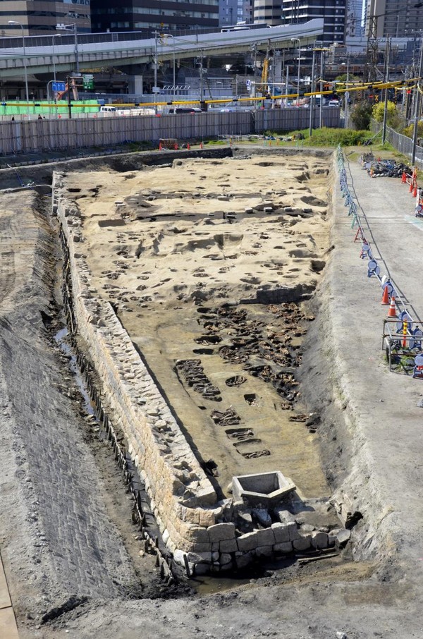 Osaka City Cultural Properties Association yang memimpin penelitian tersebut percaya, jenazah yang dikuburkan di pemakaman ini merupakan penduduk yang meninggal di usia muda. Kerangka manusia ini disebut masih masuk kawasan Pemakaman Umeda yang merupakan salah satu dari tujuh pemakaman bersejarah di Osaka. (Foto: Osaka City Cultural Properties Association via AP) Osaka City Cultural Properties Association yang memimpin penelitian tersebut percaya, jenazah yang dikuburkan di pemakaman ini merupakan penduduk yang meninggal di usia muda. Kerangka manusia ini disebut masih masuk kawasan Pemakaman Umeda yang merupakan salah satu dari tujuh pemakaman bersejarah di Osaka. (Foto: Osaka City Cultural Properties Association via AP)