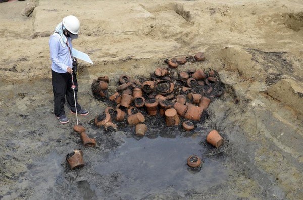 Tak hanya kerangka manusia, di area pemakaman itu juga ditemukan sekitar 350 guci dan ossuarium.Di sana juga ditemukan benda-benda lainnya seperti koin, hiasan kepala, sisir, tasbih Buddha, cangkir sake, dan boneka tanah liat yang dikuburkan bersama jenazah. (Foto: Osaka City Cultural Properties Association via AP) Tak hanya kerangka manusia, di area pemakaman itu juga ditemukan sekitar 350 guci dan ossuarium.Di sana juga ditemukan benda-benda lainnya seperti koin, hiasan kepala, sisir, tasbih Buddha, cangkir sake, dan boneka tanah liat yang dikuburkan bersama jenazah. (Foto: Osaka City Cultural Properties Association via AP)