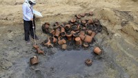 Tak hanya kerangka manusia, di area pemakaman itu juga ditemukan sekitar 350 guci dan ossuarium.Di sana juga ditemukan benda-benda lainnya seperti koin, hiasan kepala, sisir, tasbih Buddha, cangkir sake, dan boneka tanah liat yang dikuburkan bersama jenazah.  (Foto: Osaka City Cultural Properties Association via AP)