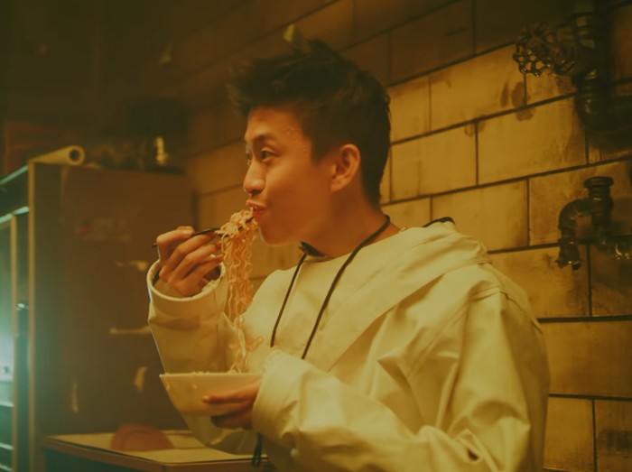 Rich Brian Makan Indomie