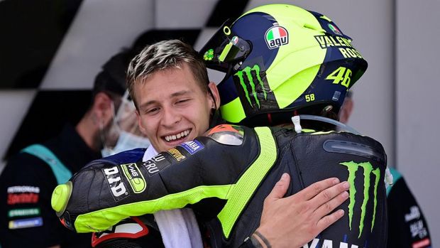 Petronas Yamaha SRT's French rider Fabio Quartararo (L) is congratulated by Monster Energy Yamaha's Italian rider Valentino Rossi after winning the MotoGP race during the Andalucia Grand Prix at the Jerez race track in Jerez de la Frontera on July 26, 2020. (Photo by JAVIER SORIANO / AFP)