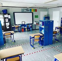 Agar para murid lebih aman dan terlindungi, pihak sekolah bisa juga menyediakan rak buku untuk masing-masing anak. Dengan meletakkan rak buku di samping masing-masing meja belajar, para murid tidak perlu lagi terlalu banyak berjalan dan risiko bersentuhan dengan murid-murid lain semakin kecil. Foto: Instagram @bubao_deveerboot