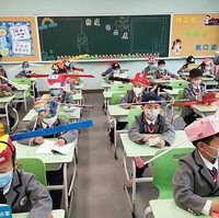 Cara yang satu ini juga bisa dijadikan inspirasi di era new normal saat ini. Dengan menggunakan topi-topi lucu seperti ini, para murid jadi terlihat lucu dan menggemaskan sekaligus bisa membantu mereka untuk menerapkan jarak sosial dengan lebih baik. Foto: Twitter @shen_shiwei