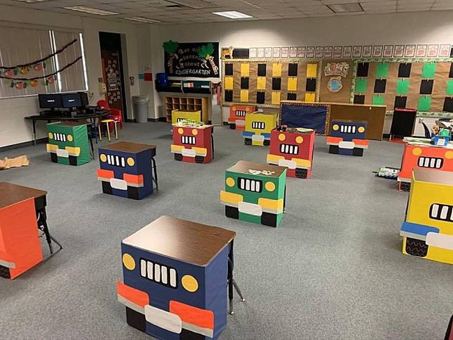 Tak kalah unik, meja-meja di ruang kelas ini dibuat semenarik mungkin dengan memberikan jarak yang cukup jauh antara satu dengan lainnya. Bagaimana menurutmu ide ruang kelas di era new normal yang satu ini? Foto: Twitter @GreenwayGators