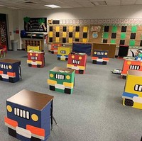 Tak kalah unik, meja-meja di ruang kelas ini dibuat semenarik mungkin dengan memberikan jarak yang cukup jauh antara satu dengan lainnya. Bagaimana menurutmu ide ruang kelas di era new normal yang satu ini? Foto: Twitter @GreenwayGators