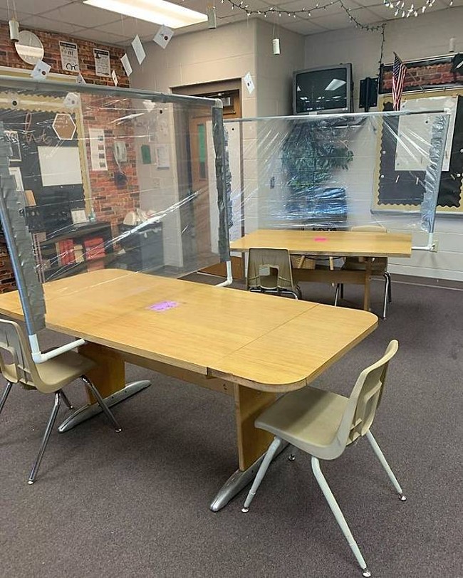 Walaupun harus dipisahkan menggunakan plastik transparan seperti ini, namun murid-murid tidak perlu takut karena mereka masih bisa bersosialisasi dan berbicara dengan teman semejanya. Foto: Instagram @cydni_erin