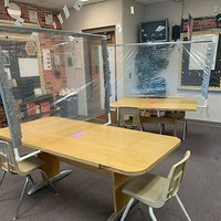 Walaupun harus dipisahkan menggunakan plastik transparan seperti ini, namun murid-murid tidak perlu takut karena mereka masih bisa bersosialisasi dan berbicara dengan teman semejanya. Foto: Instagram @cydni_erin