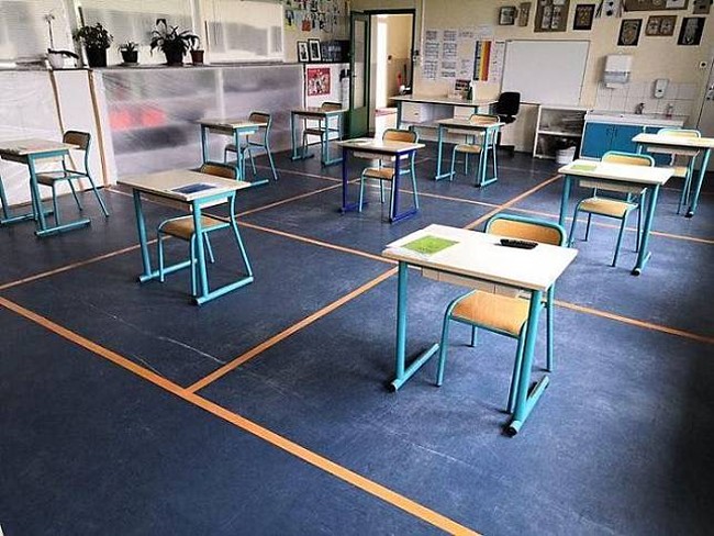 Jika biasanya sebelum Corona satu kelas bisa diisi dengan banyak siswa maka kali ini hanya beberapa siswa yang bisa berada di dalam satu ruangan yang sama. Foto: Boredpanda